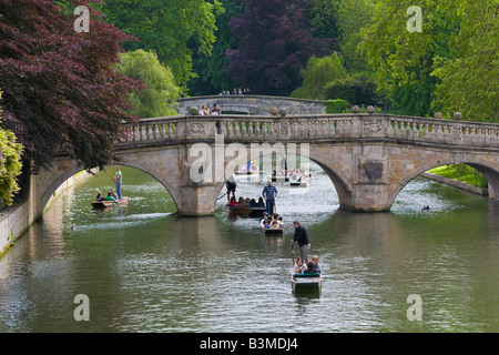 Stechkahn fahren am Fluss Cam, Könige Bridge, Cambridge, England Stockfoto