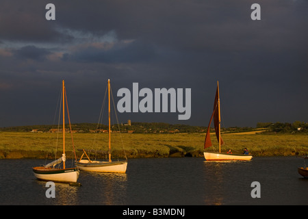 Morston mit Blakeney Kirche in der Ferne Norfolk UK Stockfoto