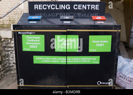 Recycling-Zentrum mit verschiedenen Öffnungen für verschiedene Abfälle Artikel Stockfoto