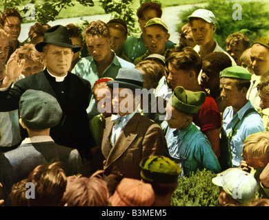 JUNGEN Stadt 1938 MGM Film mit Spencer Tracy als der Priester mit Mickey Rooney in grauen Hut Stockfoto