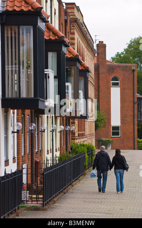 Paar hand in hand gehen vorbei an Stadthäusern auf Bathurst Becken Bristol England UK Stockfoto