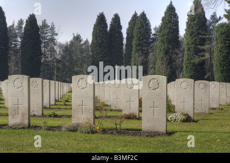 Kanadische militärische Friedhof Grab Marker mit Cross of Sacrifice in Ferne Stockfoto