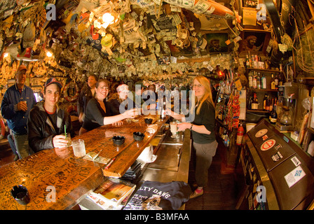 HOMER ALASKA GÖNNER GENIEßEN SIE DRINKS AN DER BERÜHMTEN SALTY DOG TAVERN HOMER SPIT Stockfoto