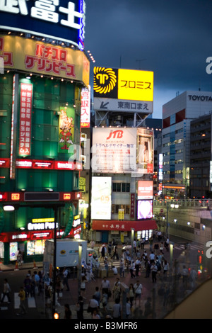 Blick vom Bahnhof Shinjuku, Tokyo Japan Nacht Stockfoto