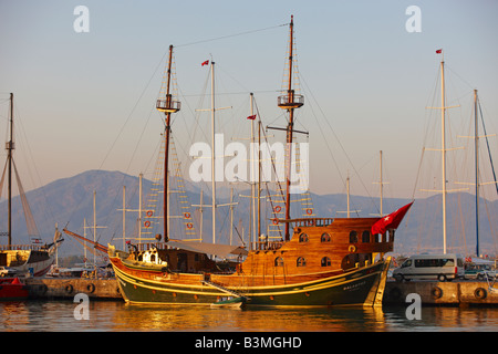 Großsegler in Fethiye Hafen bei Sonnenuntergang. Provinz Mugla, Türkei. Stockfoto