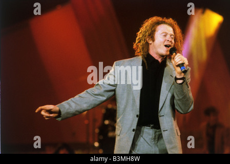 EINFACH rot Mick Hucknall Lead-Sänger der UK-Rock-Gruppe Stockfoto