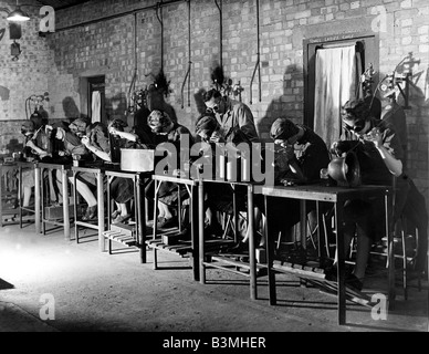 ZAUNKÖNIG - Mitglieder von der britischen Womens Royal Naval Service - Schweißen Lerntechniken auf 1940 Stockfoto