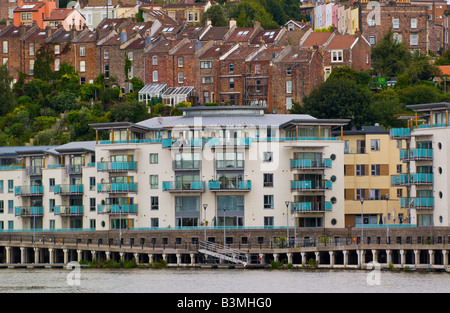Moderne Wohnungen auf Harbourside Bristol England UK mit traditionellen Reihenhäuser hinter Stockfoto