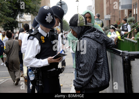 Jugendlichen wird angehalten und durchsucht bei Notting Hill Karneval 2008 Stockfoto