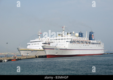 Zwei Kreuzfahrtschiffe im Hafen von Alanya, Türkei Stockfoto