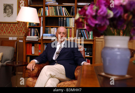 Peregrine Andrew Mornay Cavendish, 12. Duke of Devonshire, in seinem Haus in Lismore Castle, Lismore, Co. Waterford. Stockfoto