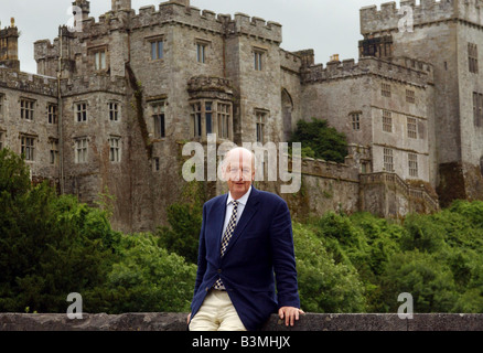 Peregrine Andrew Mornay Cavendish, 12. Duke of Devonshire, in seinem Haus in Lismore Castle, Lismore, Co. Waterford. Stockfoto