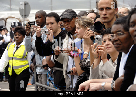 Menschenmassen beobachten Parade am Notting Hill Karneval 2008 Stockfoto