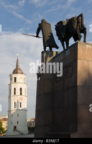 Denkmal für Großherzog Gediminas und Uhrenturm in der Altstadt von Vilnius Litauen Stockfoto