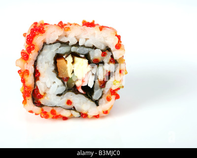 Ein Uramaki California roll Sushi mit farbigen Kaviar auf einem einfarbigen Hintergrund Stockfoto