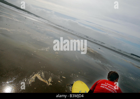 Surfer John Mc Carthy von Lahinch Surfschule auf Lahinch Strang Stockfoto