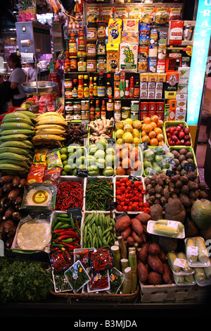 Supermarkt-Regal bei La Boquería-Markt in Barcelona Stockfoto