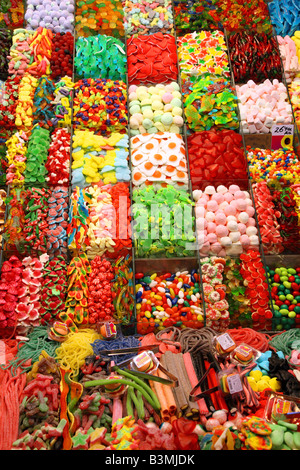 Sehr schön präsentiert Süßigkeiten, Bonbons und Gelees an den La Boquería-Markt in Barcelona, Spanien Stockfoto