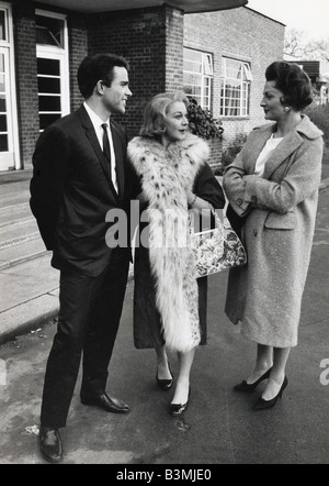 RÖMISCHE Frühling von Frau STONE Vivien Leigh mit Warren Beatty und Coral Browne Chat Co-Stars in den Pinewood Studios im Jahr 1961 Stockfoto