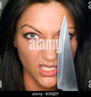 Junge Frau mit Messer, Porträt, Nahaufnahme Stockfoto