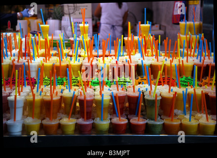 100 % natürlichem Fruchtsaft hier!! 0) Stall in Barcelonas Welt berühmten La Boqueria Verkauf Smoothies und Fruchtsäfte Stockfoto