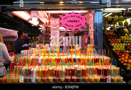 100 % natürlichem Fruchtsaft hier!! 0) Stall in Barcelonas Welt berühmten La Boqueria Verkauf Smoothies und Fruchtsäfte Stockfoto