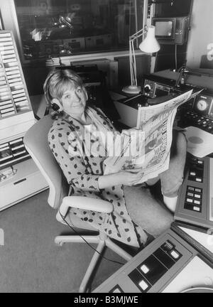 TV-Moderatorin Anne Robinson ist Mai 1987 im Radiostudio 2, wo sie DJ ist, für eine Woche Derek Jameson verweilt, im Urlaub Stockfoto