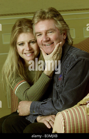 Noel Edmonds TV-Moderatorin mit Frau Helen abgebildet April 2001 rasiert nachdem einen Bart für viele Jahre zu Hause Stockfoto