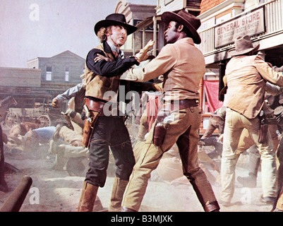 BLAZING SADDLES 1974 Warner Bros Film mit Gene Wilder auf der linken Seite und Cleavon Little Stockfoto