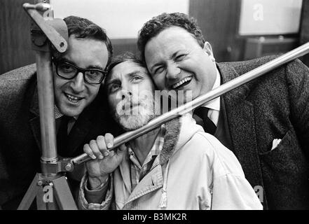 Spike Milligan März 1963 mit Harry Seacombe und Peter Sellers nur für die Schläger-Radio show für die BBC-Mirrorpix Stockfoto