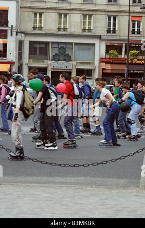 Frankreich-Paris-Gruppe Rollerblading auf den Straßen von Paris an einem Sonntag Nachmittag Stockfoto