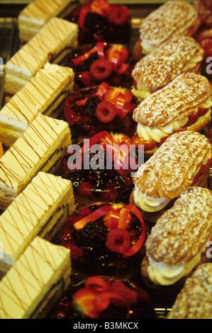 Frankreich-Paris-Kuchen auf dem Display in einer Konditorei in Paris Stockfoto