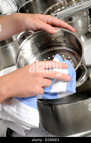 FRAU TROCKNUNG TÖPFE UND PFANNEN Stockfoto