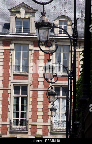 Frankreich Paris Straßenleuchten und Stadthäuser in Place des Vosges in Paris Stockfoto