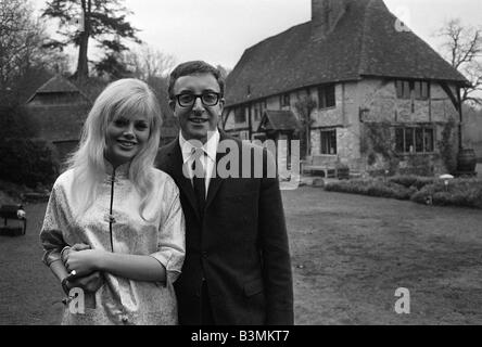 Komiker Peter Sellers mit seiner Frau Britt Ekland mirrorpix Stockfoto