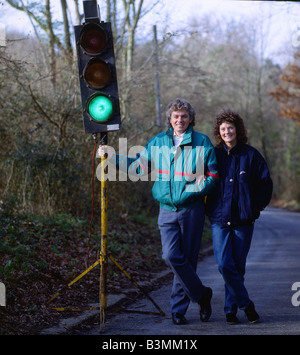 David Icke Fernsehmoderatorin Januar 1990 mit Frau Linda an der Ampel Stockfoto