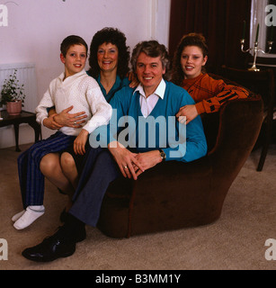 David Icke Fernsehmoderatorin Januar 1990 mit Frau Linda und Kinder Sohn Tochter Kerry und Garet Stockfoto