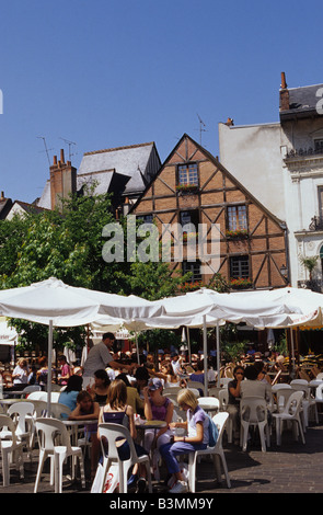 Frankreich Loire Touren einheimische und Besucher genießen warme Frühlingswetter in einem Straßencafé in Tours Stockfoto
