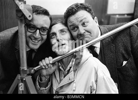 Spike Milligan März 1963 mit Harry Seacombe und Peter Sellers nur für die Schläger-Radio show für die BBC-Mirrorpix Stockfoto