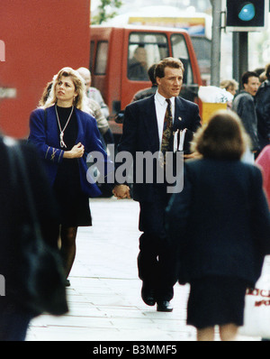 Suzanne Dando TV-Moderatorin und ehemalige Turnerin geht hand in hand mit ihrem Freund Christopher Oakes Stockfoto