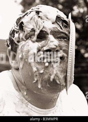 Stunts Komiker Johnny Kay ruft Custard Pie im Gesicht Versuch den Weltrekord von 500 Pudding Kuchen ins Gesicht gedrückt Stockfoto