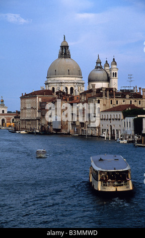 Italien Venedig Blick entlang des Canal Grande in Richtung der Chiesa di Santa Maria della Salute Stockfoto