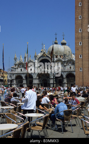 Italien Venedig Menschenmengen versammelten sich in historischen s in St. Markus Platz in Venedig Stockfoto