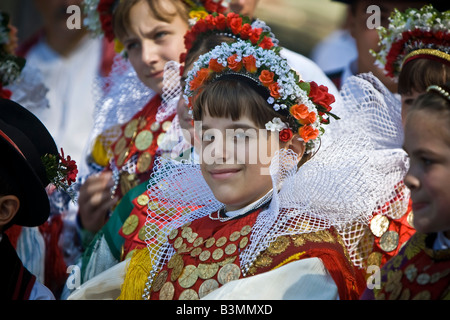 Junges Mädchen in den kroatischen Tracht mit Dukaten auf die Kleidung und Kopfbedeckung auf ein Folklore-Festival in Kroatien. Stockfoto