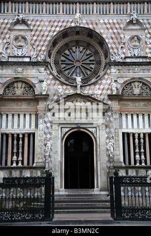 Eintritt in die Capella Colleoni angrenzend an Basilica di Santa Maria Maggiore in Piazza del Duomo Bergamo in Italien gefunden Stockfoto