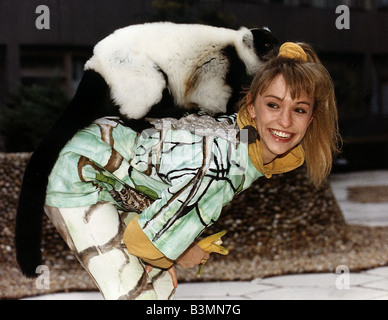 Michaela Strachan Kinder TV-Moderatorin mit einem Ruffed Lemur Stockfoto