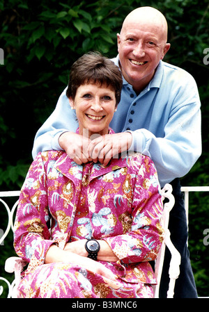 Roy Schloss TV-Moderatorin hinter Frau im Garten Stockfoto