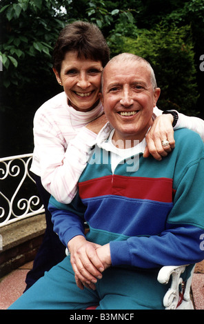 Roy Schloss TV-Moderatorin mit Frau im Garten sitzen Stockfoto