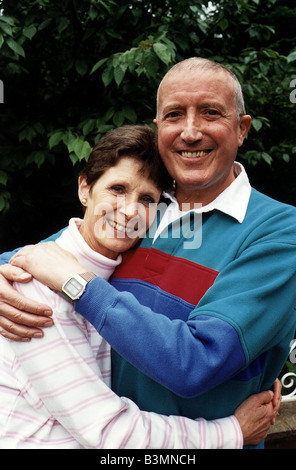 Roy Schloss TV-Moderatorin mit Armen Runde Frau Stockfoto