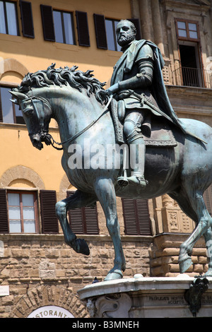 Italien-Florenz-Statue von Cosimo ich de Medici stehend auf der Piazza della Signoria in Florenz Stockfoto